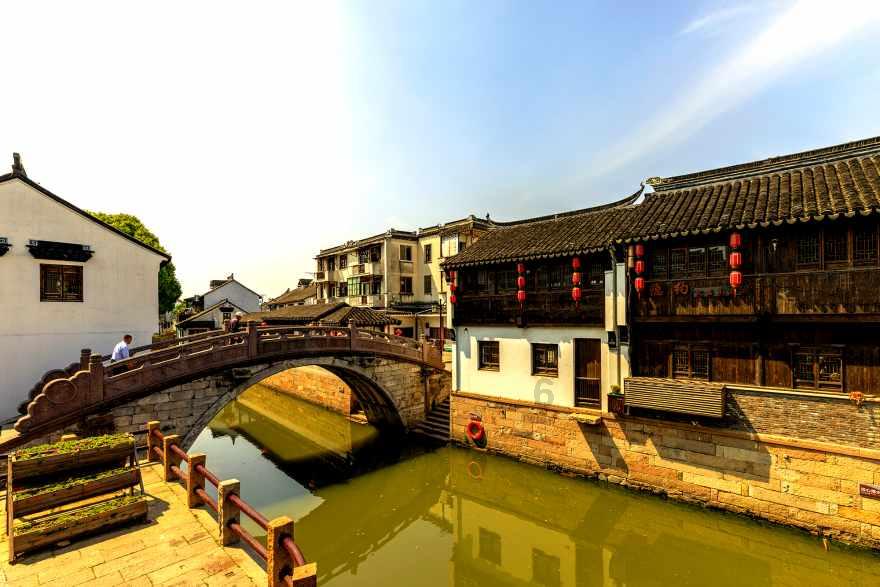 令人痛心！重庆一对母女从30层楼坠亡，女儿仅9岁，是意外还是自杀？